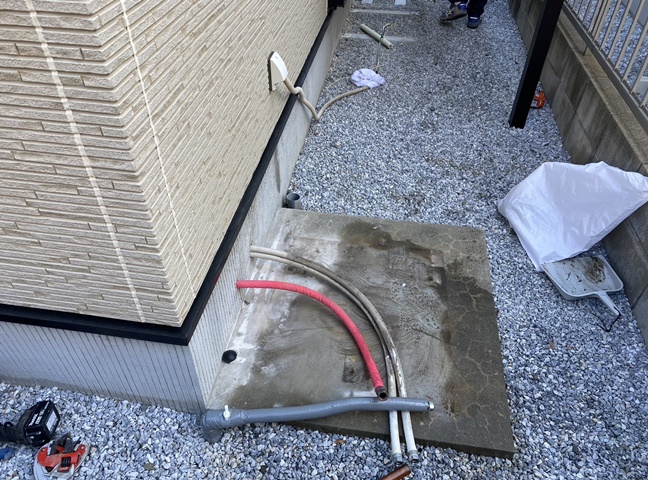 施行中<br />撤去後です。<br />土間を綺麗に掃除してから新しいエコキュートを設置します。新規エコキュート設置後配管工事、電気工事をします。