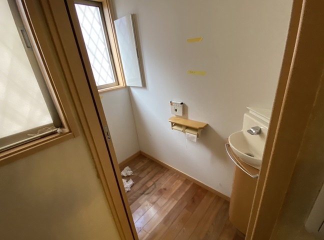 施工中<br />既存トイレを撤去します。