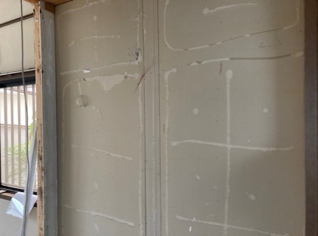 施行中<br />押し入れ解体後、壁下地工事をします。