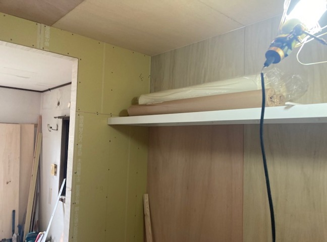 施行中<br />枕棚、可動棚を設置します。