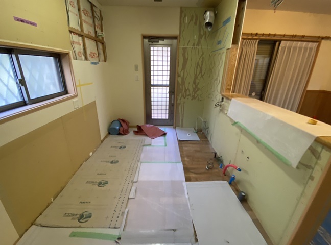 施行中<br />撤去後です。配管工事、ガス工事、電気工事をします。