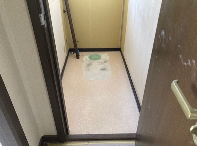 施行中<br />既存トイレ撤去後です。<br />壁天井クロス、床クッションフロアもやり替えます。