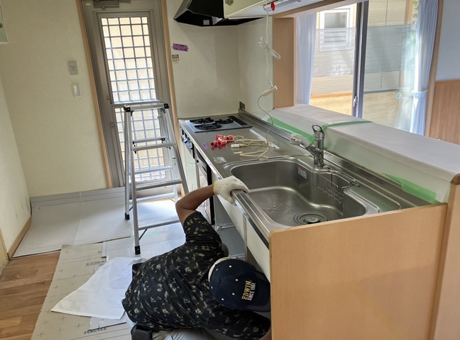 施行中<br />既存キッチン、カップボードを解体して撤去します。吊戸棚も撤去します。