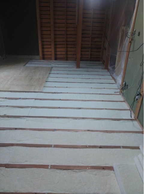 施行中<br />
床断熱材を入れていきます。<br />
アクリアマットUボード42を設置しました。