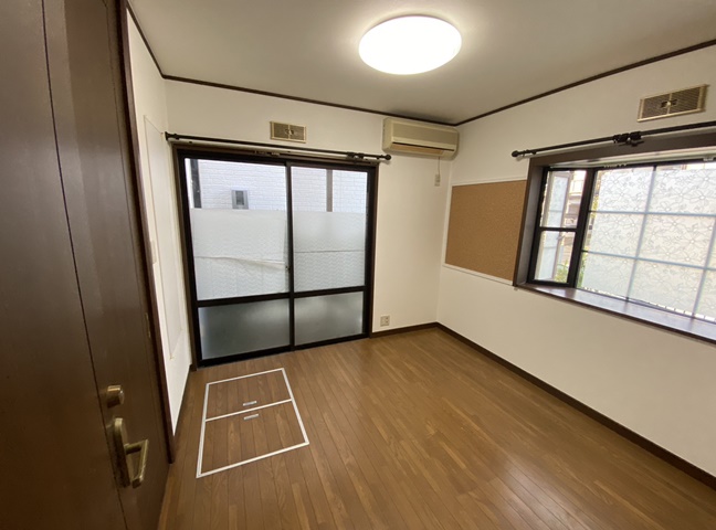 施工後<br />床はフローリングを貼りました。<br />壁にはマグネット壁、コルククロスを設置しています。