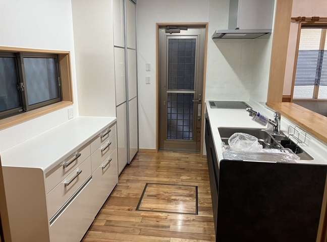 施工後<br />設置したのはLIXIL　ノクト　壁付けI型です。ガスコンロからIH、レンジフードもスリムなタイプにして使いやすいキッチンになりました！