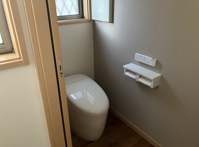 施工後<br />TOTO　ネオレストRS1を設置、天井壁クロスもやり替えました。