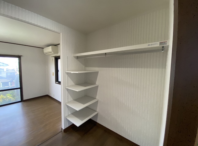 施工後<br />押し入れ解体後、枕棚、可動棚を設置しました。