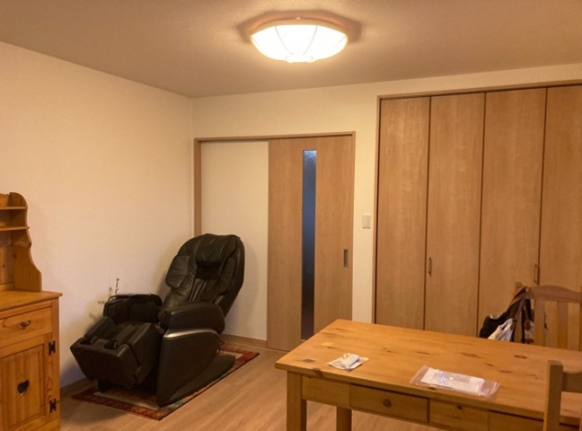 施工後<br />
押し入れからクローゼットへ！<br />
間仕切りも撤去して広々とした空間になりました！