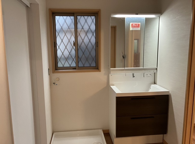 施工後<br />設置した洗面化粧台はLIXILの商品です。<br />壁、天井はクロスをやり替え綺麗に仕上げました！