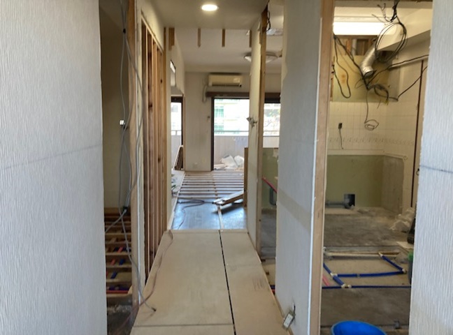 施工中<br />
廊下解体後、床壁下地工事をします。