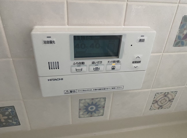 施工後の浴室リモコンです。<br />水が入らないように周りをしっかりコーキングしています。