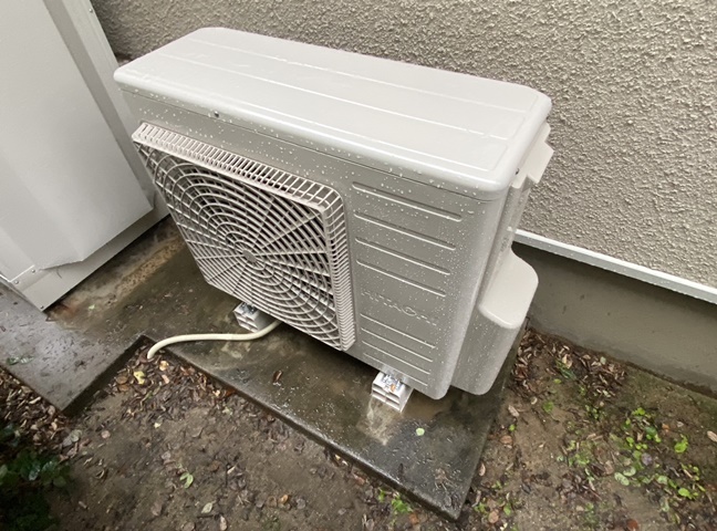 施工後のヒートポンプです。施工前と同じように設置しています。