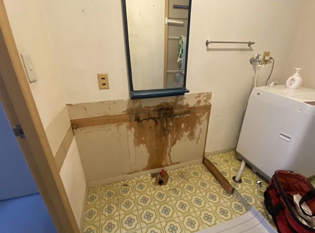 施工中<br />既存洗面台撤去後です。<br />クロス、クッションフロアを剥がしてやり替えていきます。