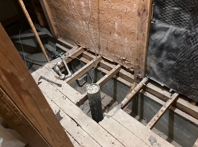 施工中<br />壁床解体工事をしていきます。排水芯移設工事もします。