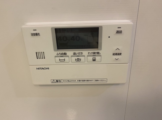 施工後の浴室リモコンです。水が入らないように周りをしっかりコーキングしています。