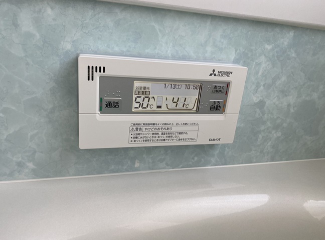 施工後の浴室リモコンです。水が入らないように周りをコーキングしています。