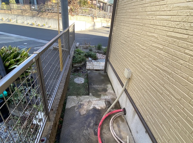 施工中<br />既存エコキュート撤去後です。土間を掃除して新規エコキュート設置していきます。