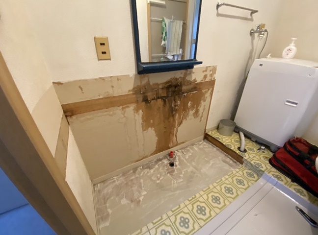 施工中<br />クッションフロアを剥がして、床に接着剤を塗っていきます。壁はキッチンパネルを貼っていきます。