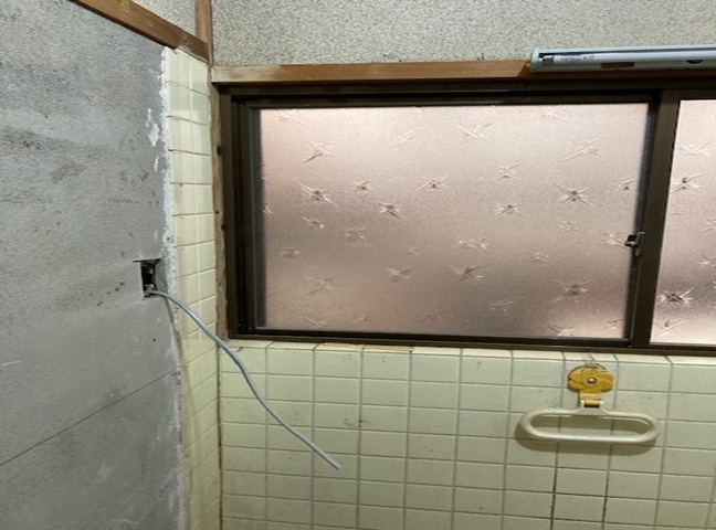 施工中<br />
洗面も工事していきます。洗濯機給排水移設工事をします。