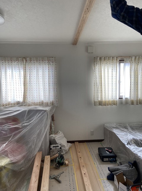 施工中<br />間仕切り枠を造っていきます。