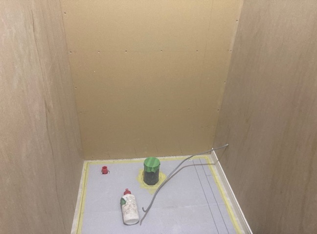 施工中<br />
壁、天井、床下地工事をしていきます。<br />
クロス、フローリングを貼って仕上げていきます。