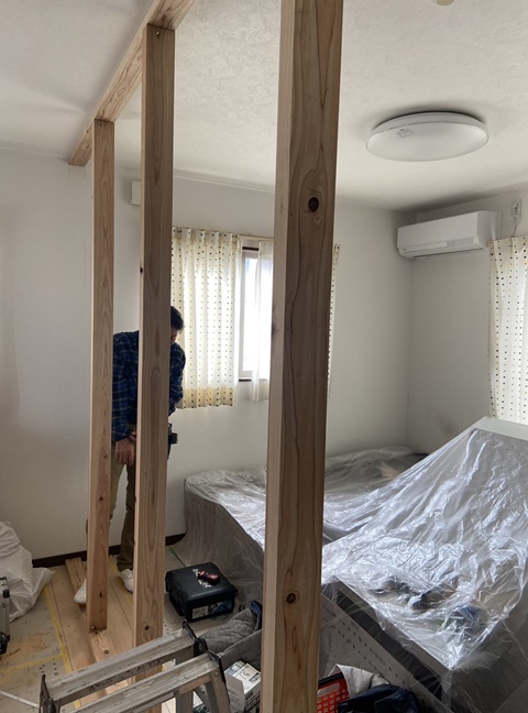 間仕切り枠施工中の様子
