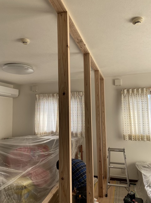 間仕切り枠施工中の様子