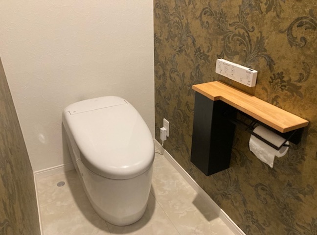 施工後<br />
設置したトイレはTOTO　ネオレストです。壁、天井はクロスを貼って、床は大理石調のフローリングを貼っておしゃれに仕上げました！
