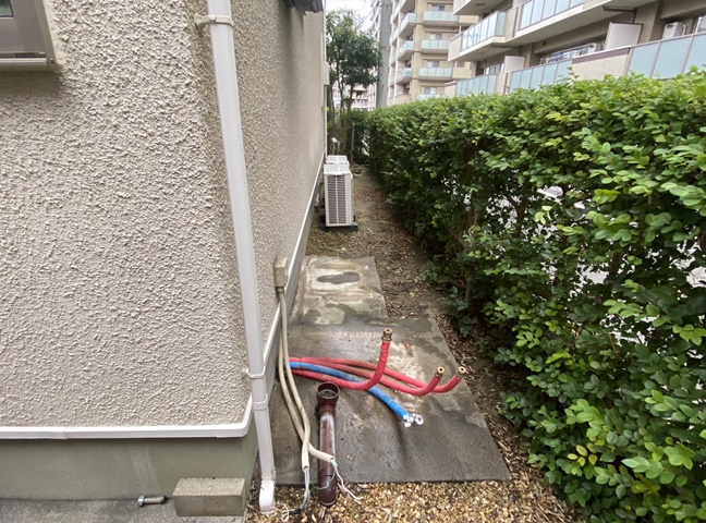 施工中<br />エコキュート撤去後です。新規エコキュート設置後、配管工事、電気工事をしていきます。