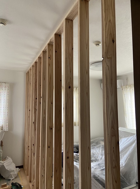 施工中<br />間仕切り枠完成です。<br />ボードを貼っていきます。