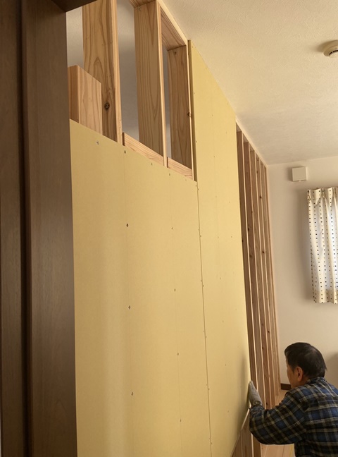 施工中<br />ボードを貼っています。