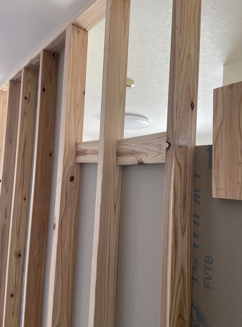 施工中<br />ボードを貼っています。