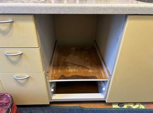 施工中<br />撤去後です。<br />給水、排水、電源を、新規食洗器と繋いで設置していきます。