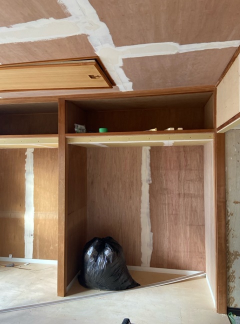 施工中<br />収納の中段部分を撤去しています。<br />壁、床、天井の下地工事をしてクロスを貼って仕上げていきます。