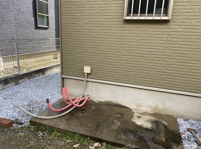 施工中<br />
撤去後です。新規エコキュート設置後配管工事、電気工事をします。