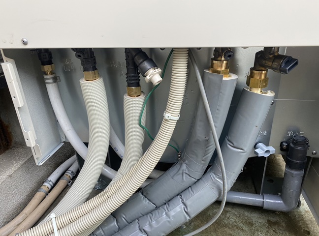 施工中<br />新規エコキュート設置後、配管工事をしていきます。