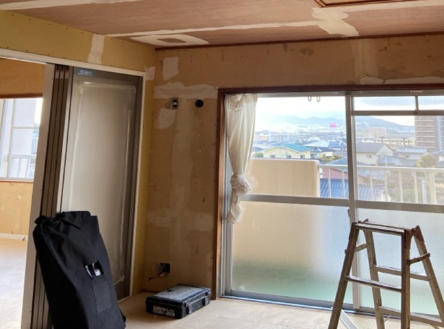 施工中<br />間仕切り壁造作、建具も設置します。クロスを貼って仕上げます。