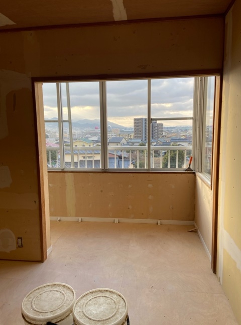 施工中<br />壁、床、天井、下地工事をします。<br />クロス、フロアタイルを貼っていきます。