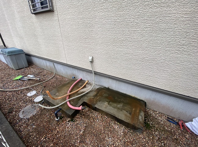 施工中<br />既存エコキュート撤去後です。<br />新規エコキュート設置前に新しくアンカーを打ち込み、水平を見て設置していきます。