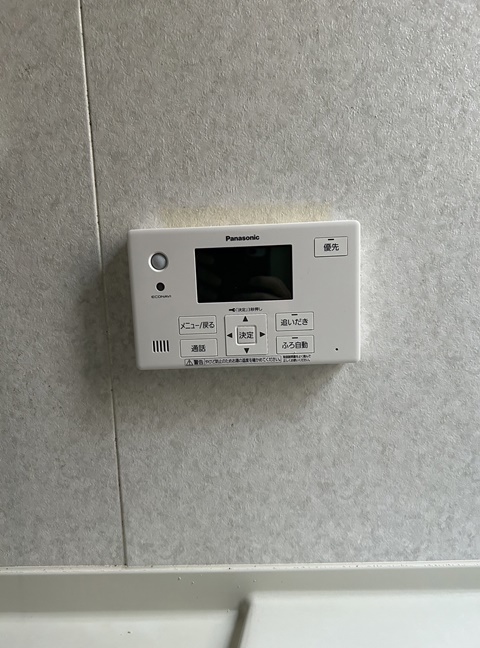 施工後の浴室リモコンです。水が入らないようにコーキングしています。