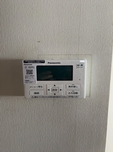 施工後の台所リモコンです。今回は既存リモコンの跡が出ましたので施工前にお客様に説明してから施工しました。