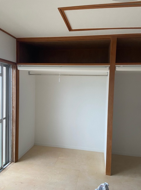 施工中<br />こちらも収納の中段部分を撤去、下地工事後、クロスを貼って、ポール、ロールスクリーンを設置しています。