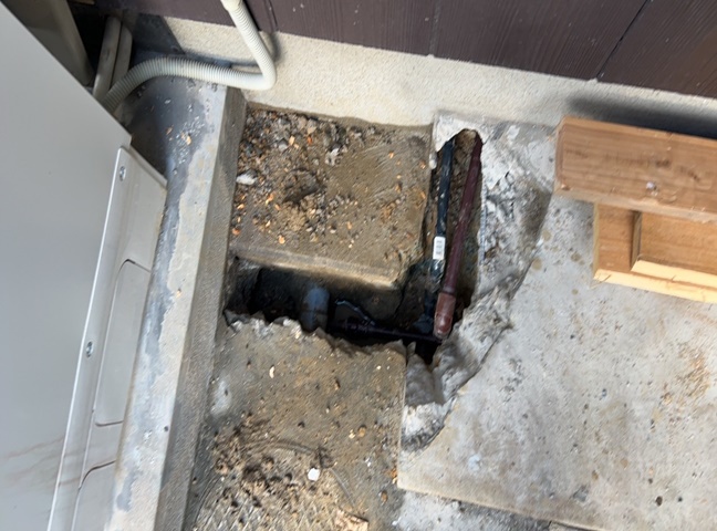 施工中<br />架橋ポリエチレン管にやり替えていきます。