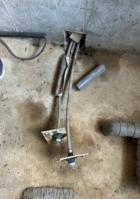 施工中<br />解体後、給水・給湯管がフレキでしたので、架橋ポリエチレン管にやり替えます。