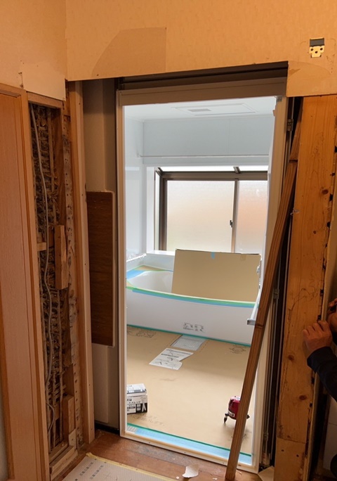 施工中<br />今回の工事は樹脂枠が入らないためクロス巻きで施工していきます。