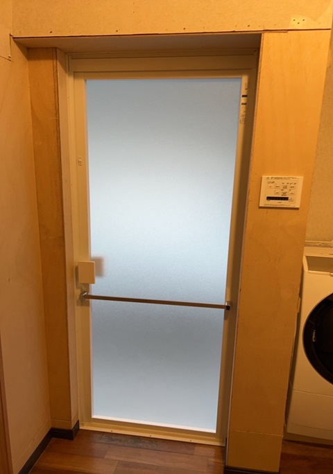 施工中<br />樹脂枠補強工事後、クロスを貼って仕上げていきます。