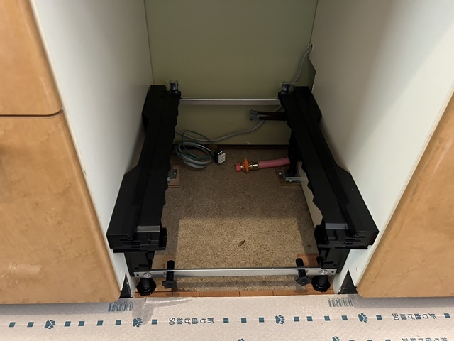施工中<br />
食洗器の脚を組み立てて、食洗器本体の設置をしていきます。