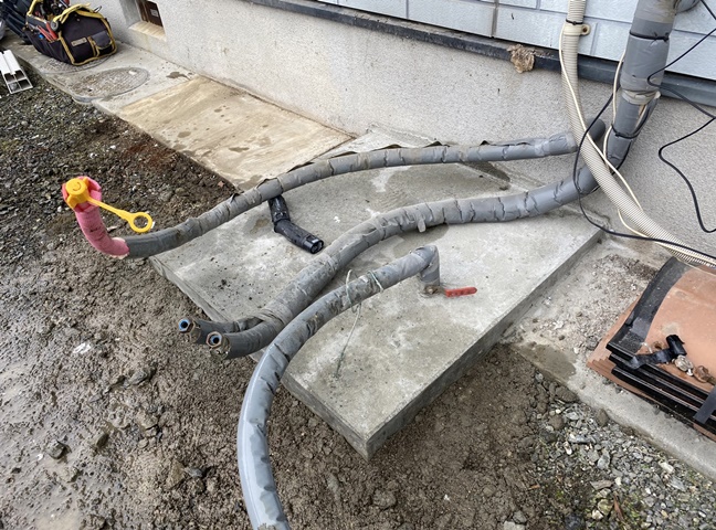 施工中<br />土間打ち工事後です。<br />アンカーを打ち込んで新しいエコキュートを設置します。