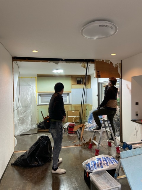 施工中<br />間仕切り壁解体後です。